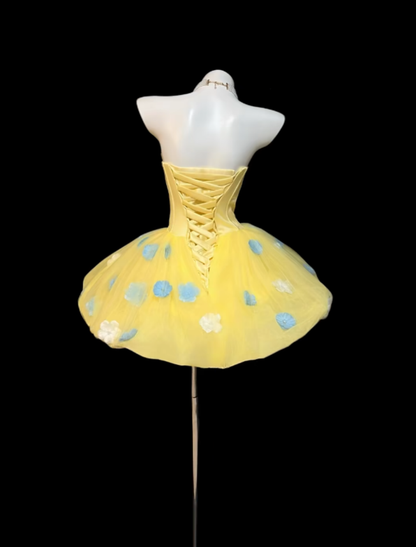 Niedliches Ballkleid, trägerlos, gelb mit 3D-Blumen, Mini-Senioren-Inspo, kurze Outfits zum 19. Geburtstag, Heimkehrkleider RB3110