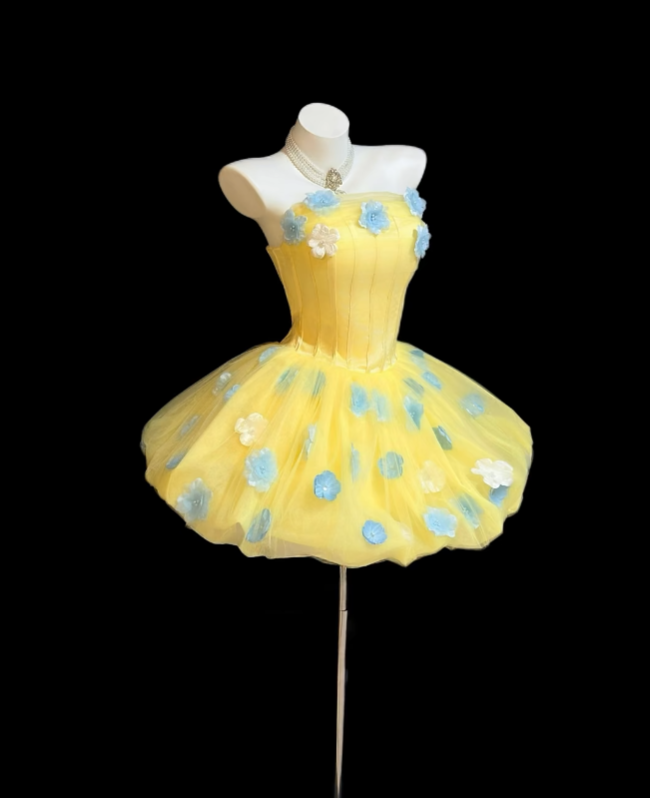 Niedliches Ballkleid, trägerlos, gelb mit 3D-Blumen, Mini-Senioren-Inspo, kurze Outfits zum 19. Geburtstag, Heimkehrkleider RB3110