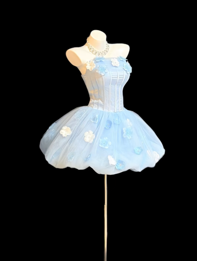 Niedliches Ballkleid, trägerlos, hellhimmelblau mit 3D-Blumen, Mini-Kleid für Abschlussball, Senior Inspo, kurze Geburtstags-Outfits zum 19. Geburtstag, Homecoming-Kleider RB3113