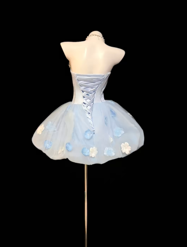Niedliches Ballkleid, trägerlos, hellhimmelblau mit 3D-Blumen, Mini-Kleid für Abschlussball, Senior Inspo, kurze Geburtstags-Outfits zum 19. Geburtstag, Homecoming-Kleider RB3113