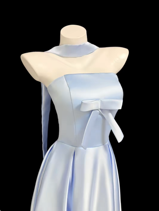 Bescheidenes A-Linien trägerloses hellblaues Satin-Geburtstagskleid ärmelloses Abend-Ballkleid formelle Kleider RB3116
