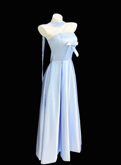 Bescheidenes A-Linien trägerloses hellblaues Satin-Geburtstagskleid ärmelloses Abend-Ballkleid formelle Kleider RB3116