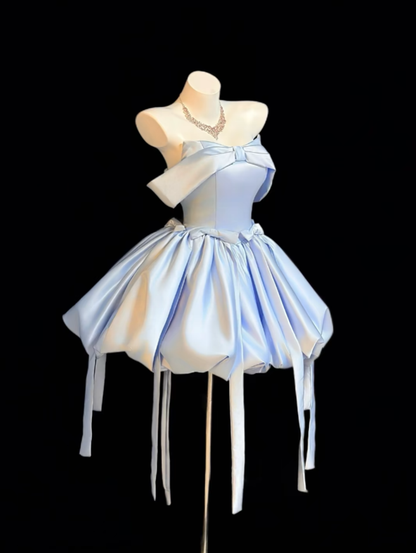 Ästhetisches Ballkleid schulterfrei Hellblau 18. Geburtstag Outfit-Ideen mit Schleifen-Inspo kurzes Hoco Kleid Heimkehrkleider RB3126