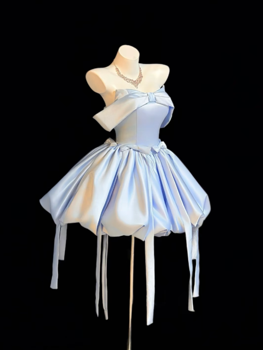 Ästhetisches Ballkleid schulterfrei Hellblau 18. Geburtstag Outfit-Ideen mit Schleifen-Inspo kurzes Hoco Kleid Heimkehrkleider RB3126