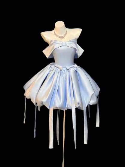 Ästhetisches Ballkleid schulterfrei Hellblau 18. Geburtstag Outfit-Ideen mit Schleifen-Inspo kurzes Hoco Kleid Heimkehrkleider RB3126
