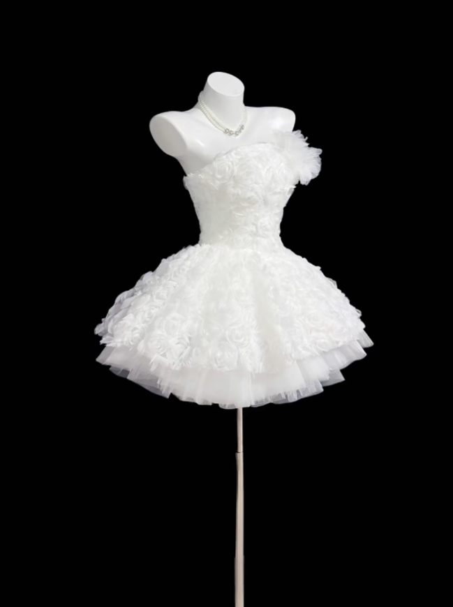 Niedliches Ballkleid, trägerlos, weiß, Mini, Inspo für Seniorinnen, kurze Kleider zum 17. Geburtstag, Party-Outfits, Homecoming-Kleider RB3129