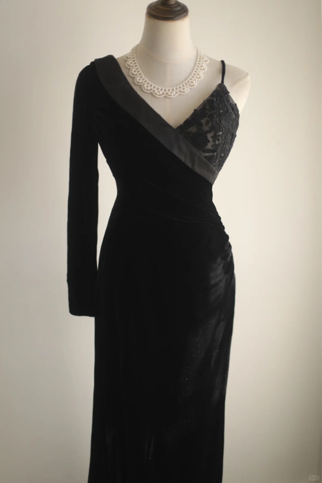 Robe de soirée longue en satin noir à une épaule et dos nu, élégante et formelle, avec traîne, RF0393