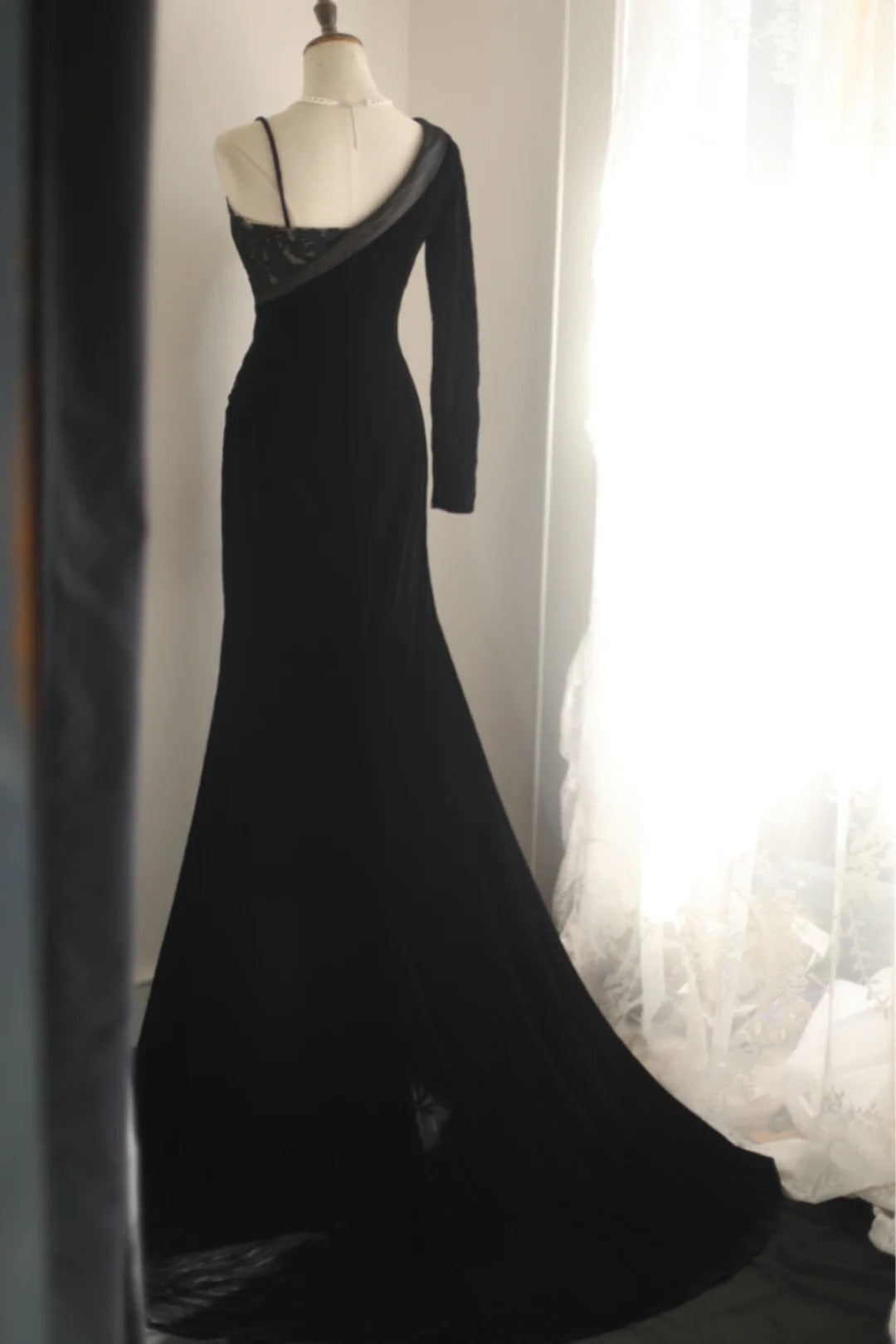 Robe de soirée longue en satin noir à une épaule et dos nu, élégante et formelle, avec traîne, RF0393