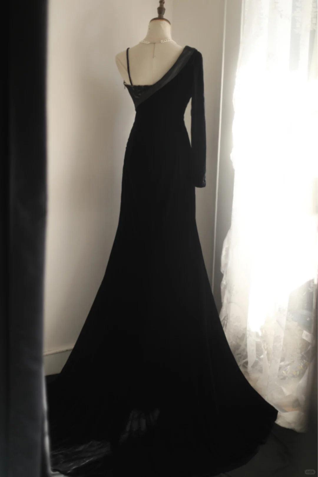 Robe de soirée longue en satin noir à une épaule et dos nu, élégante et formelle, avec traîne, RF0393