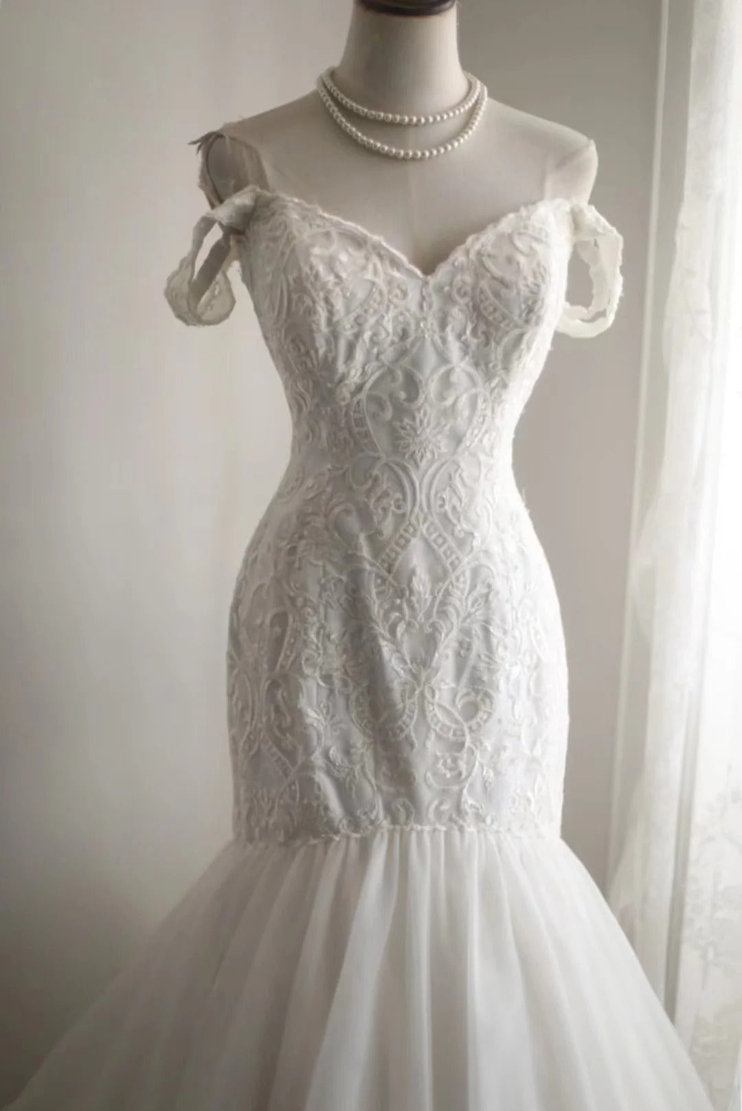 Elegant White Mermaid Off-the-shoulder Tulle Lace Applique Wedding Dress RF0415