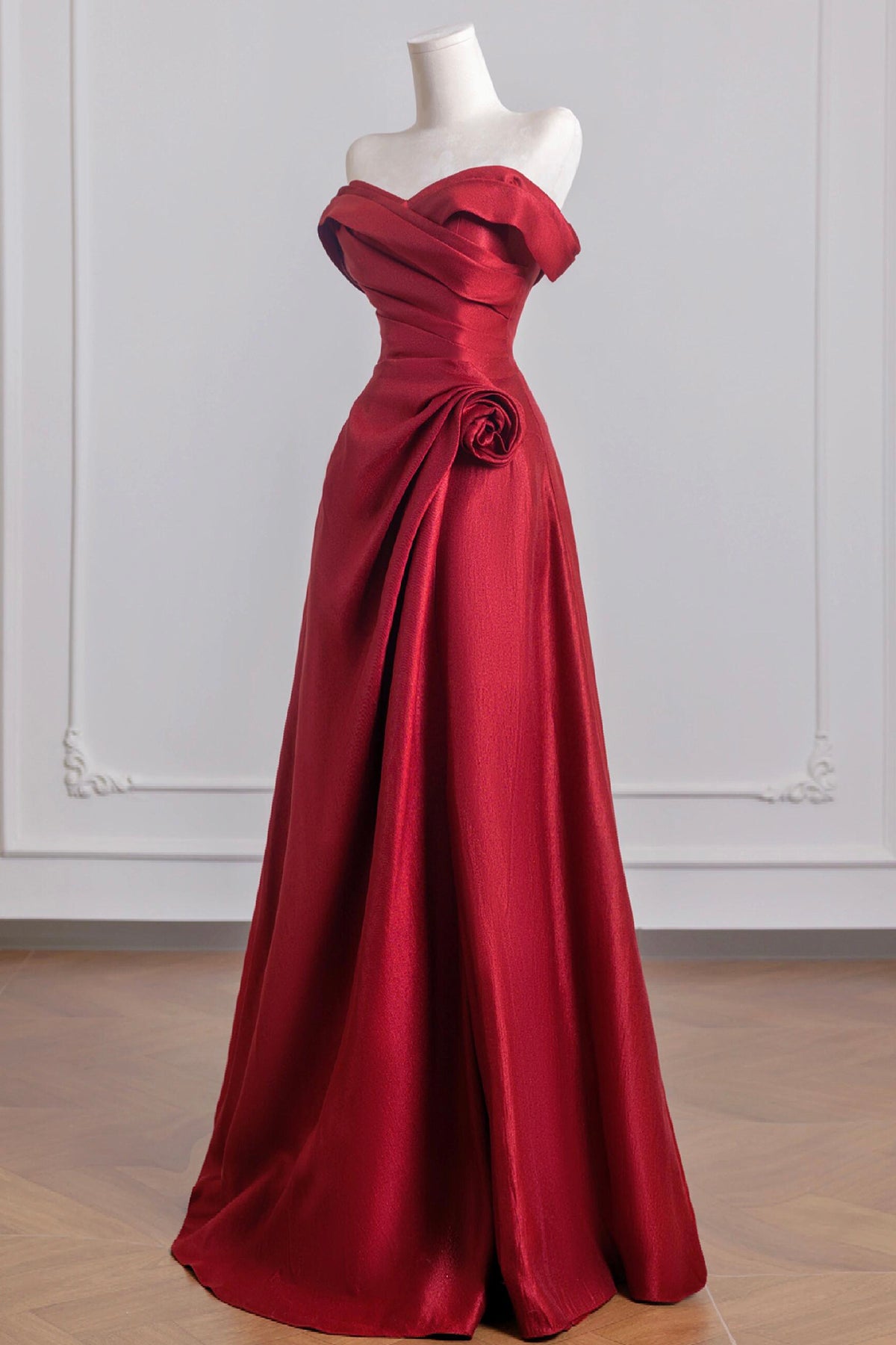 Robe de bal longue élégante en satin bordeaux, robe de soirée trapèze à épaules dénudées - RF0440