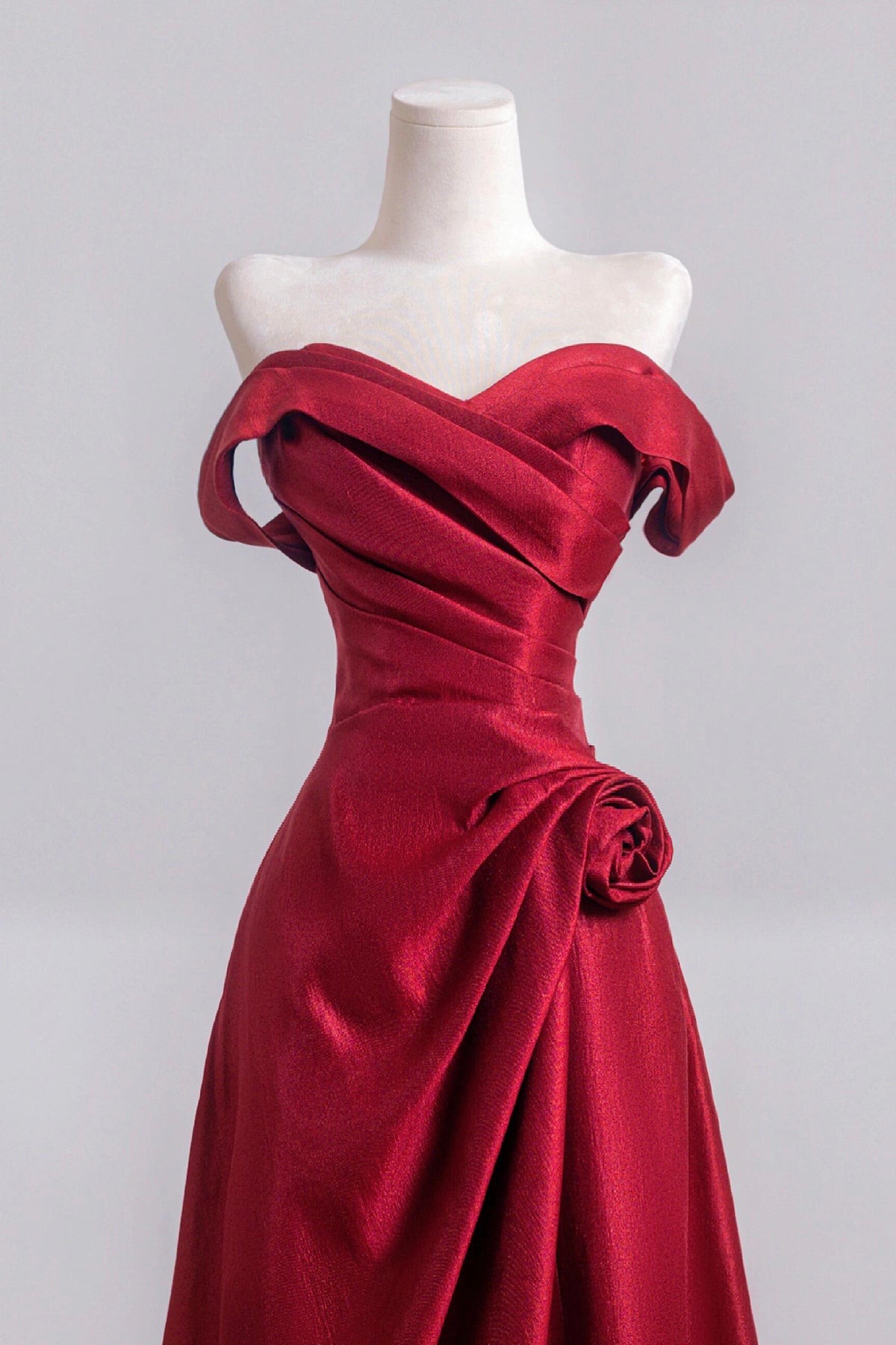 Robe de bal longue élégante en satin bordeaux, robe de soirée trapèze à épaules dénudées - RF0440
