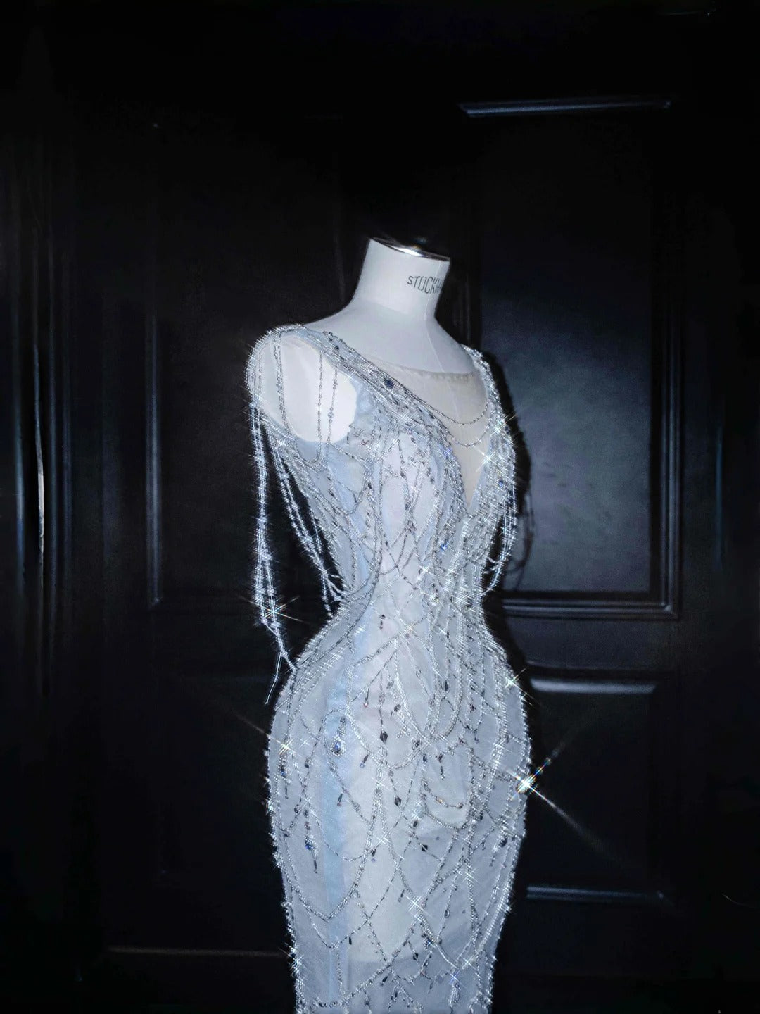 Elegantes eisblaues Tüll-Meerjungfrauenkleid mit V-Ausschnitt und Perlen – RF0520