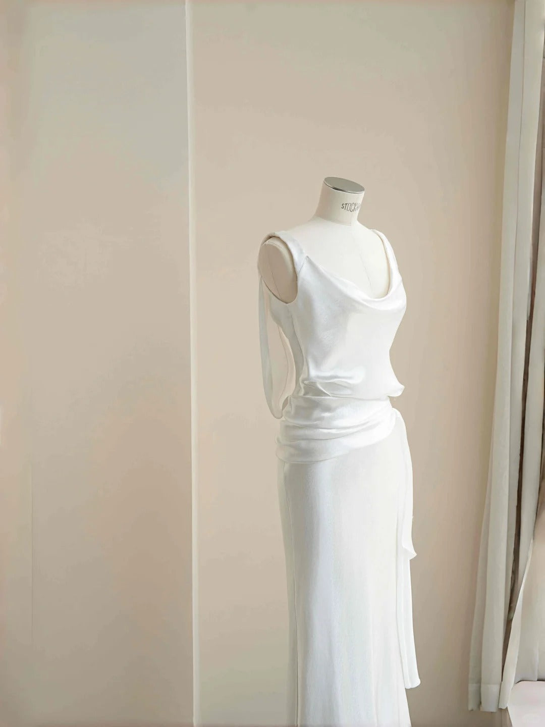 Elegantes weißes Meerjungfrau-Abendkleid aus Satin mit U-Ausschnitt – RF0461