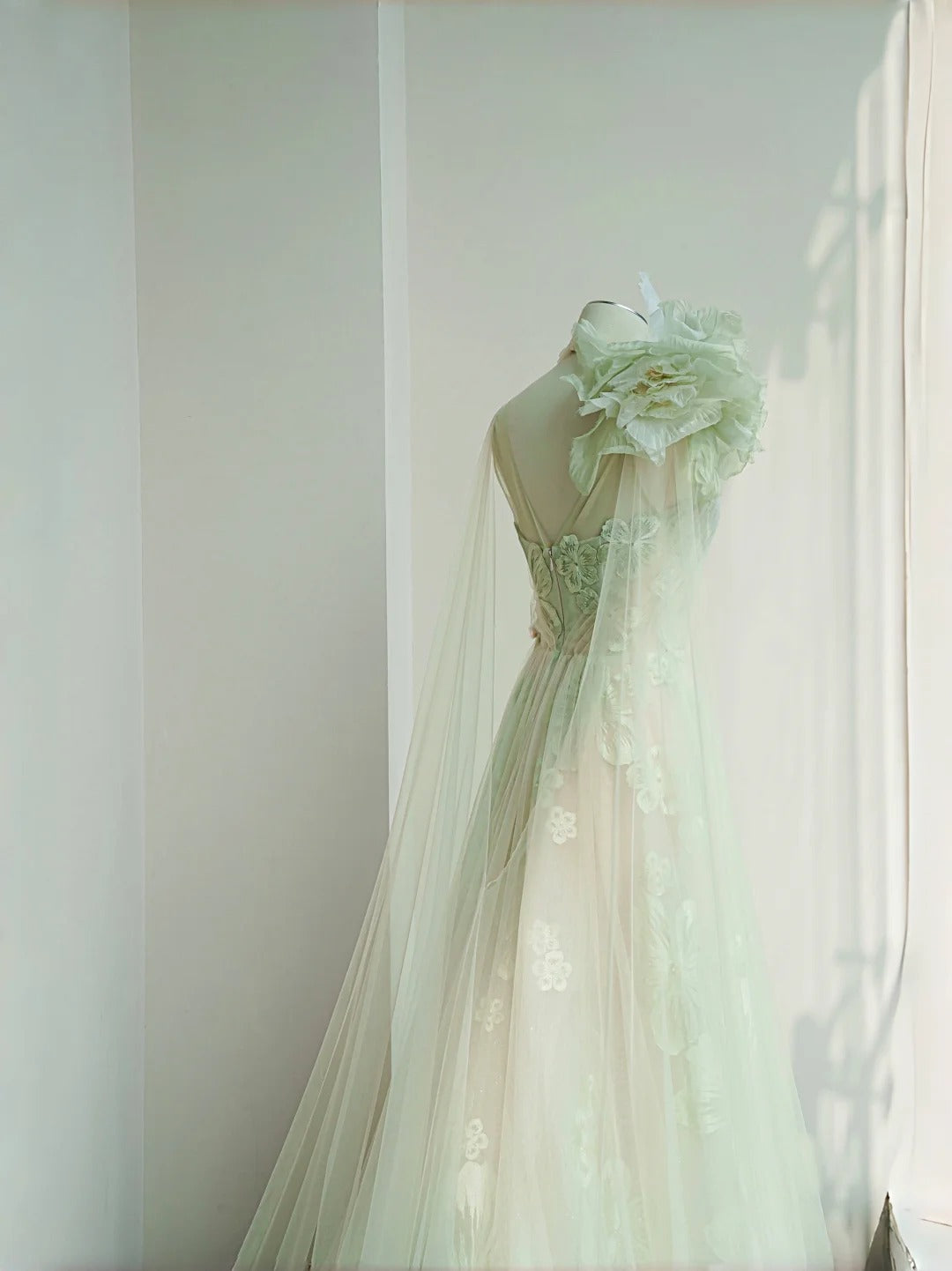 Süßes hellgrünes Tüll-Applikation-A-Linie mit V-Ausschnitt, langes Ballkleid, schönes Hochzeitskleid RF0476