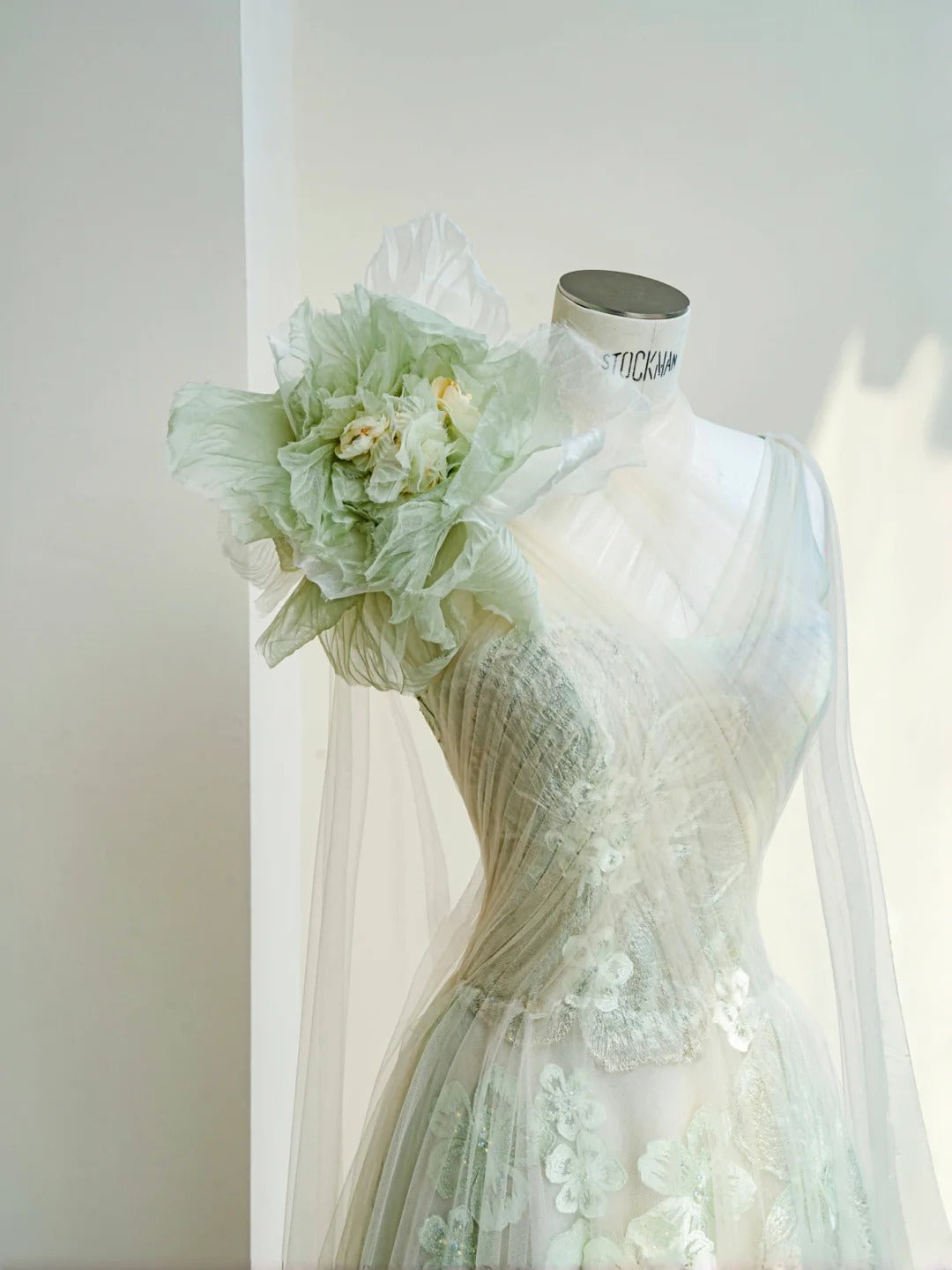 Süßes hellgrünes Tüll-Applikation-A-Linie mit V-Ausschnitt, langes Ballkleid, schönes Hochzeitskleid RF0476