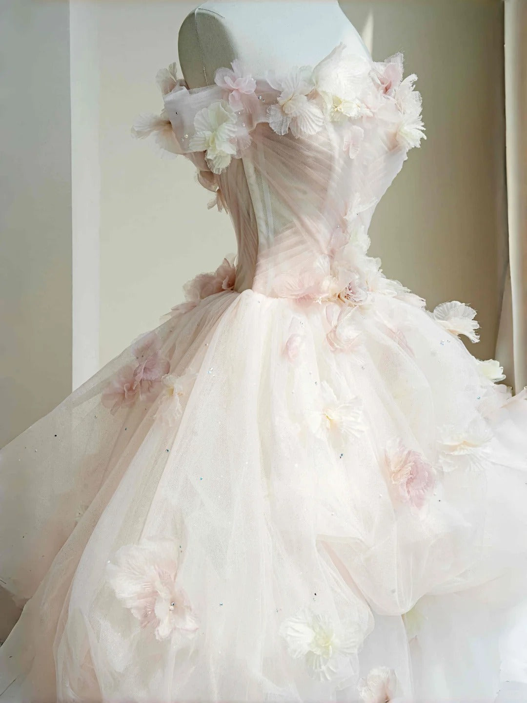 Hübsches hellrosa schulterfreies A-Linien-Brautkleid mit mehrlagiger Tüllapplikation Sweet 16 Kleid RF0478
