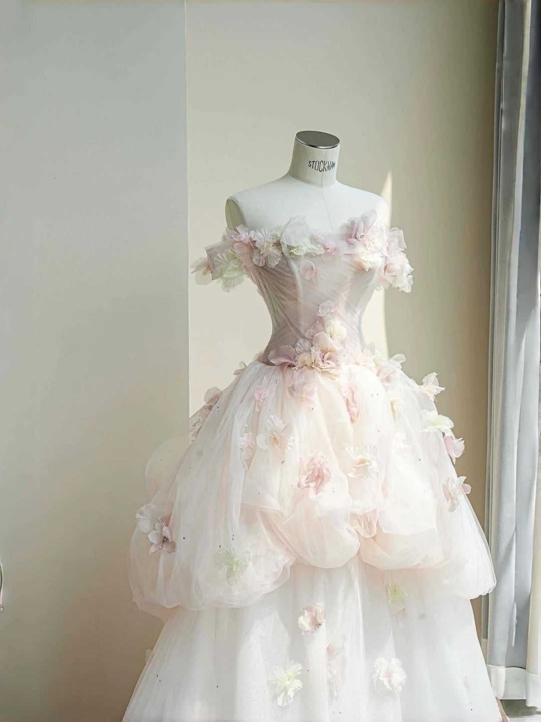Hübsches hellrosa schulterfreies A-Linien-Brautkleid mit mehrlagiger Tüllapplikation Sweet 16 Kleid RF0478