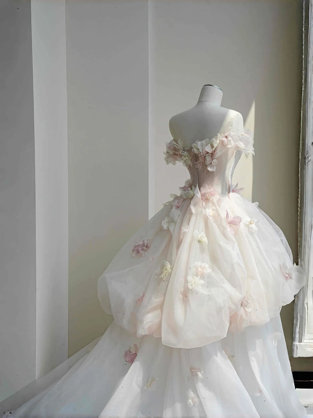 Hübsches hellrosa schulterfreies A-Linien-Brautkleid mit mehrlagiger Tüllapplikation Sweet 16 Kleid RF0478