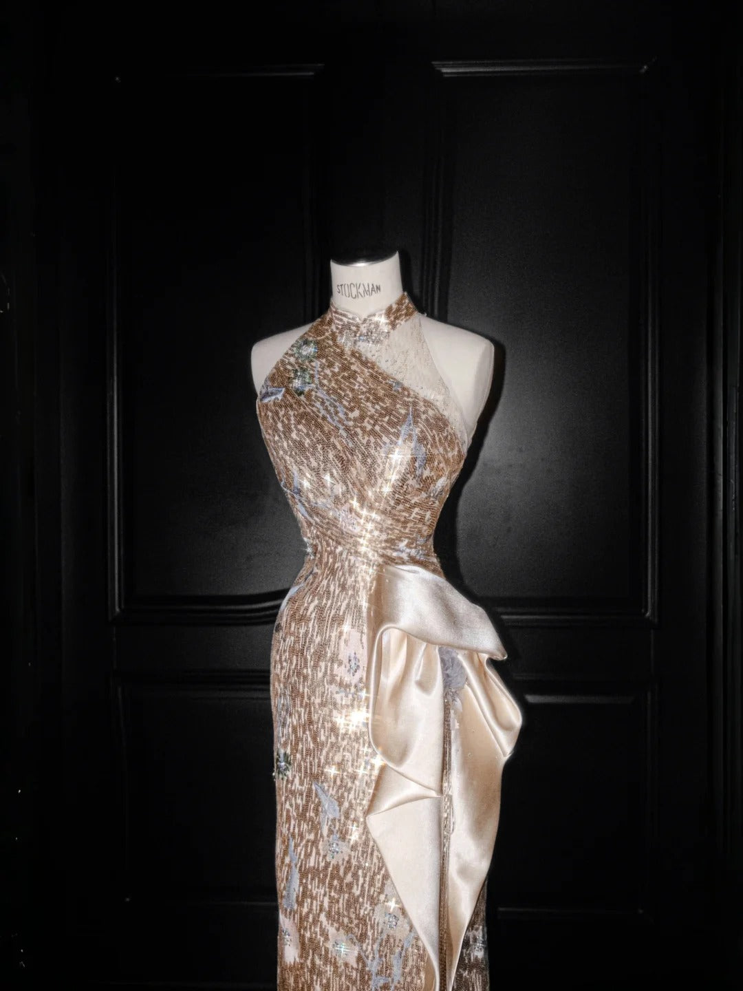 Robe de soirée élégante en satin à paillettes, col licou, coupe fourreau champagne, RF0504
