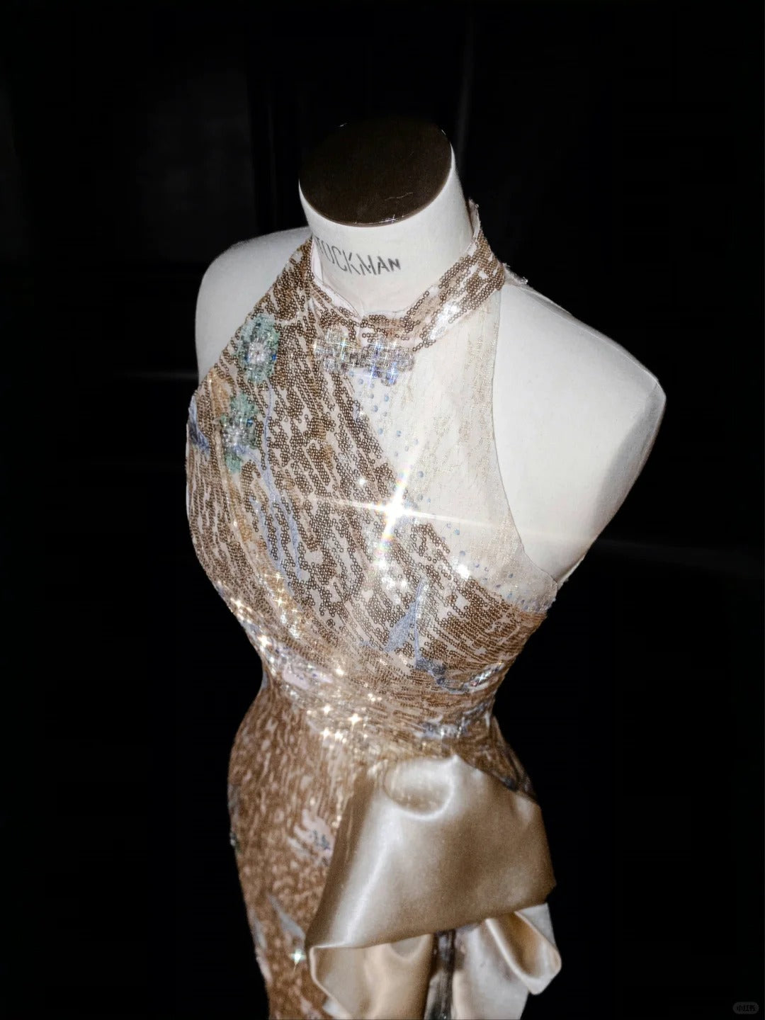 Robe de soirée élégante en satin à paillettes, col licou, coupe fourreau champagne, RF0504