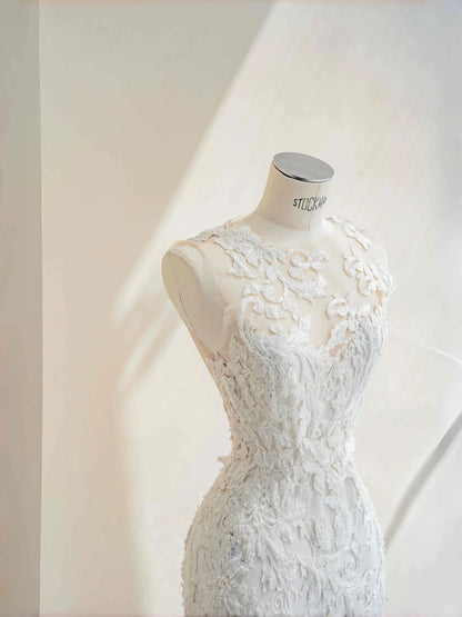 Elegantes weißes Brautkleid mit U-Ausschnitt, Tüll, bestickten Applikationen und Perlen, Meerjungfrau-SchleppeRF0514