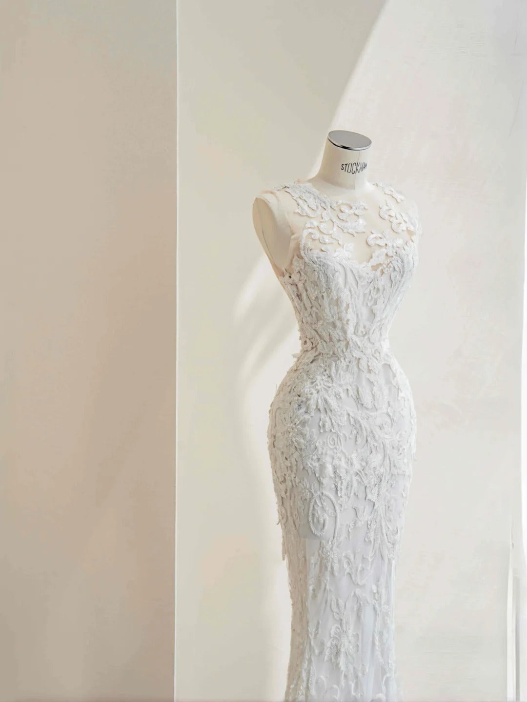 Elegantes weißes Brautkleid mit U-Ausschnitt, Tüll, bestickten Applikationen und Perlen, Meerjungfrau-SchleppeRF0514