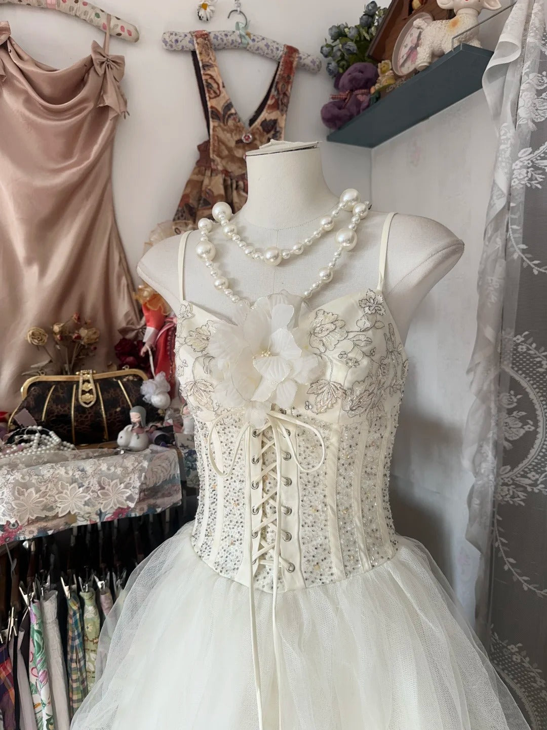 Robe de mariée trapèze blanche glamour à bretelles spaghetti et à volants en tulle RF0524