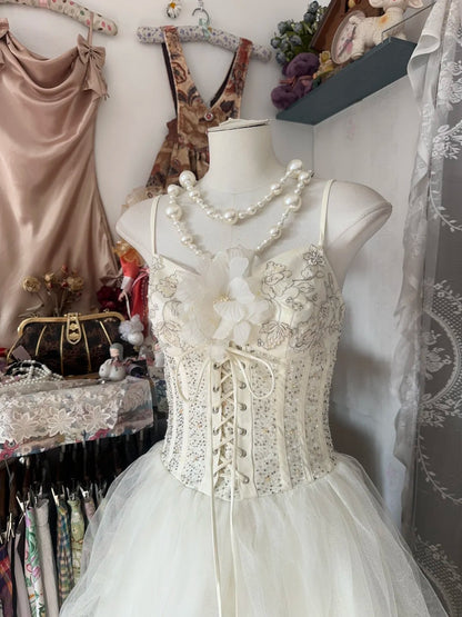 Robe de mariée trapèze blanche glamour à bretelles spaghetti et à volants en tulle RF0524