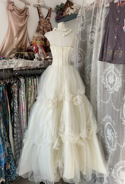 Robe de mariée trapèze blanche glamour à bretelles spaghetti et à volants en tulle RF0524