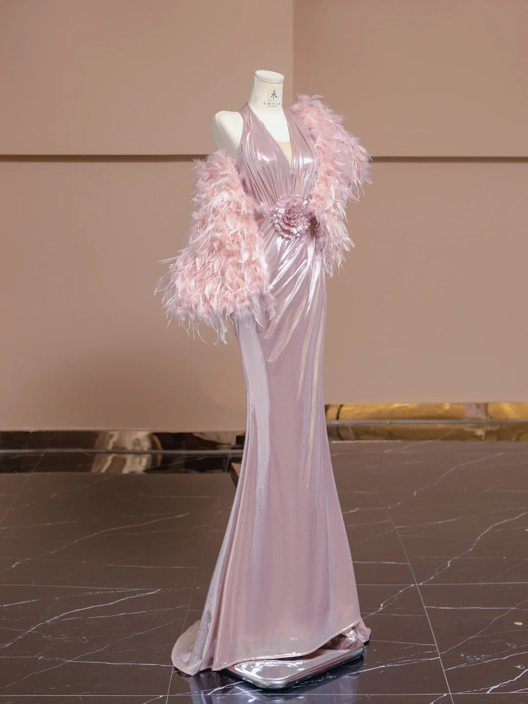 Elegantes rosa V-Ausschnitt Meerjungfrau Satin langes formelles Abendkleid RF0531