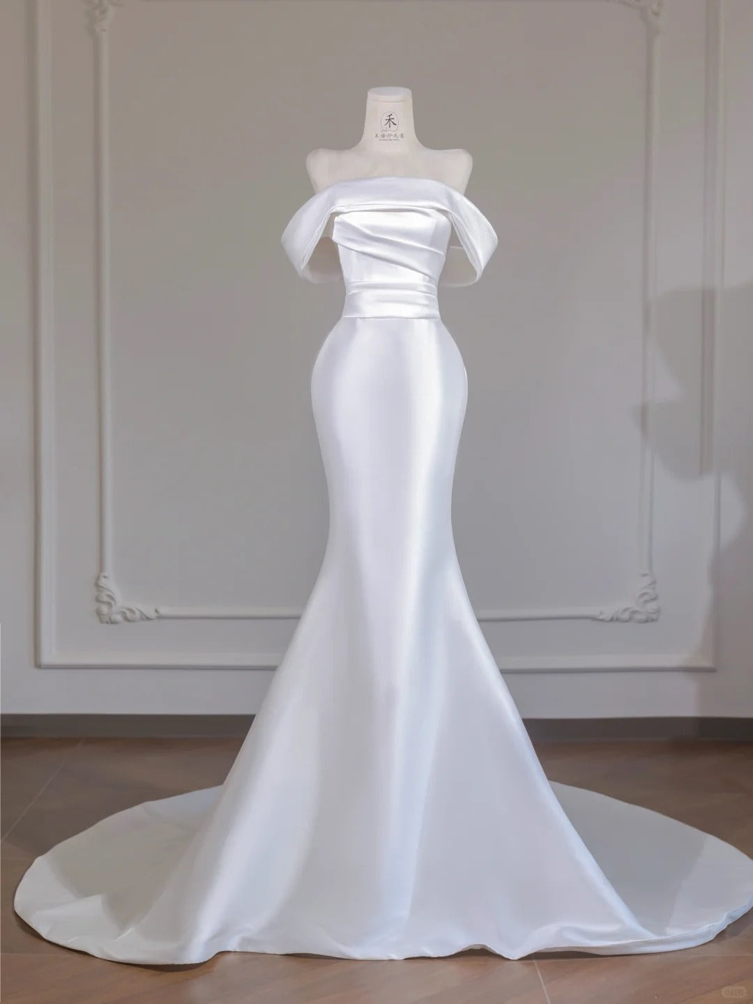 Robe de mariée sirène en satin blanc simple à épaules dénudées et traîne courte RF0553