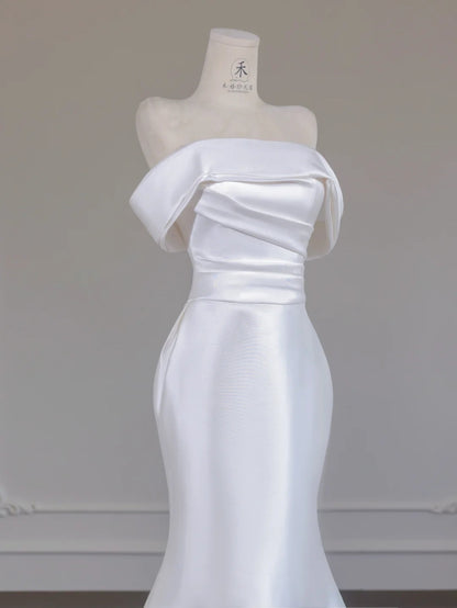 Robe de mariée sirène en satin blanc simple à épaules dénudées et traîne courte RF0553