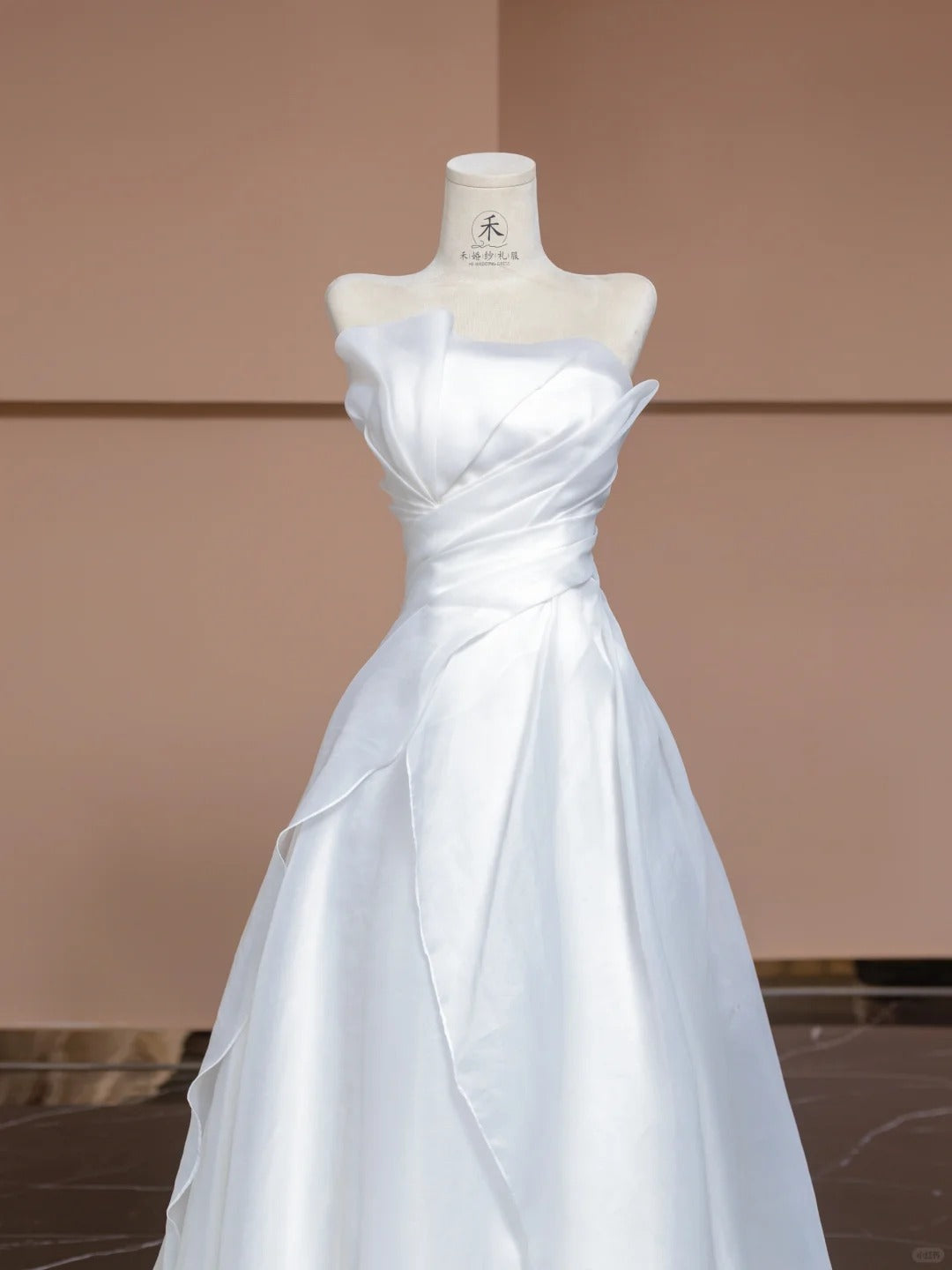 Robe de mariée élégante en tulle blanc, coupe trapèze, sans bretelles, traîne, RF0562