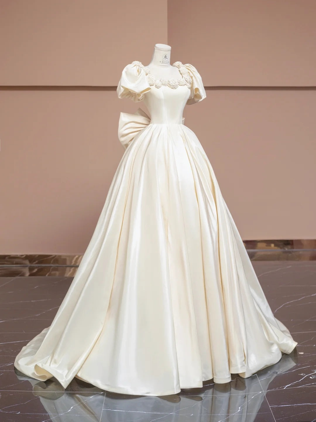 Bezauberndes cremeweißes A-Linien-Brautkleid aus Satin mit quadratischem Ausschnitt und 3D-Blumen RF0575