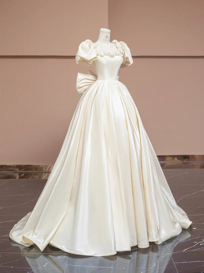 Bezauberndes cremeweißes A-Linien-Brautkleid aus Satin mit quadratischem Ausschnitt und 3D-Blumen RF0575