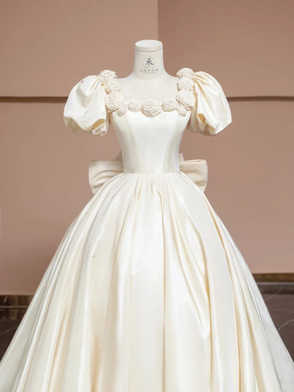 Bezauberndes cremeweißes A-Linien-Brautkleid aus Satin mit quadratischem Ausschnitt und 3D-Blumen RF0575