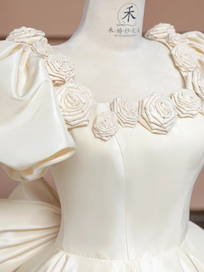 Bezauberndes cremeweißes A-Linien-Brautkleid aus Satin mit quadratischem Ausschnitt und 3D-Blumen RF0575