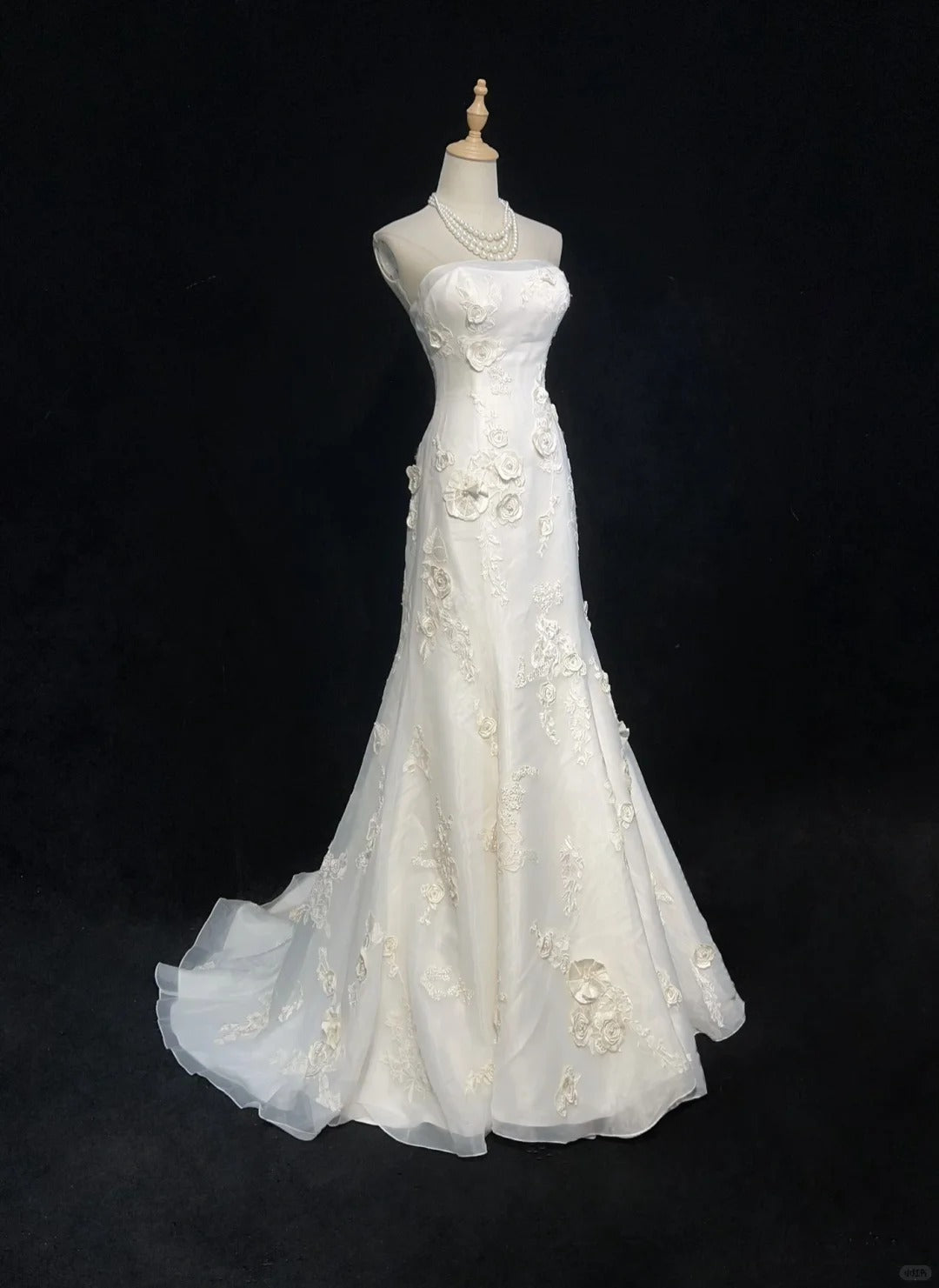 Simple White Strapless A-Line Tulle Applique Train Wedding Dress RF0585