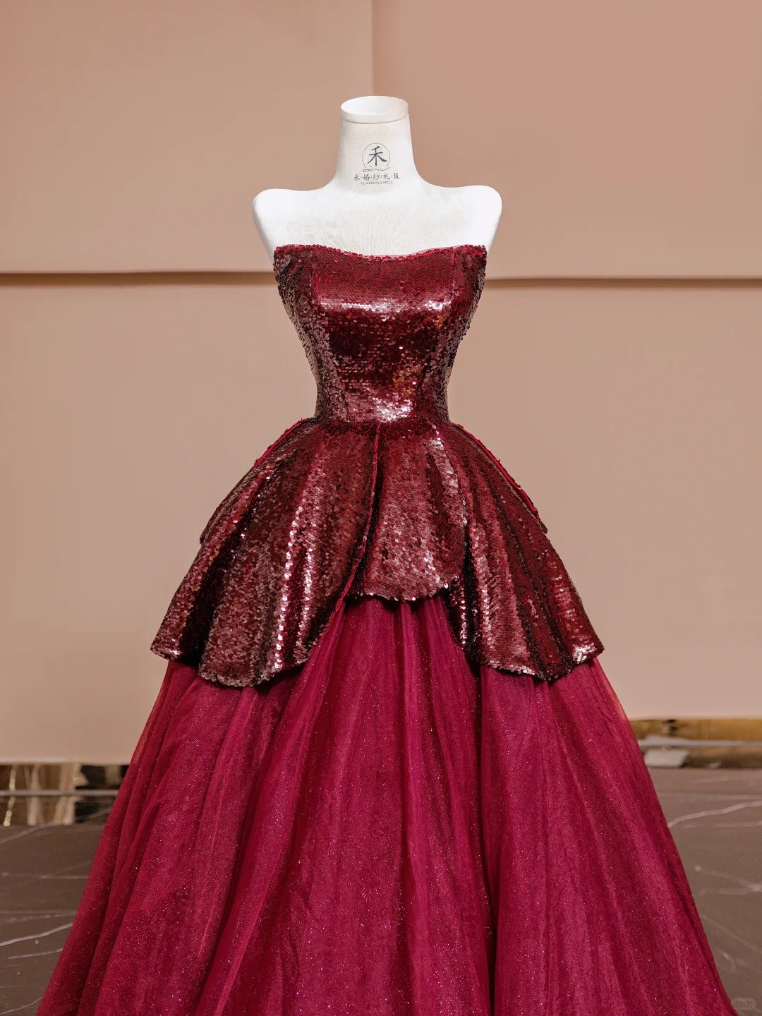 Atemberaubende Burgunderrote trägerlose A-Linie Chiffon Pailletten Ballkleider Formelle Abendkleider RF0589