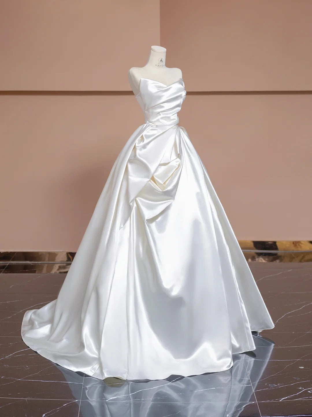 Schlichtes weißes trägerloses A-Linien-Brautkleid aus Satin RF0615