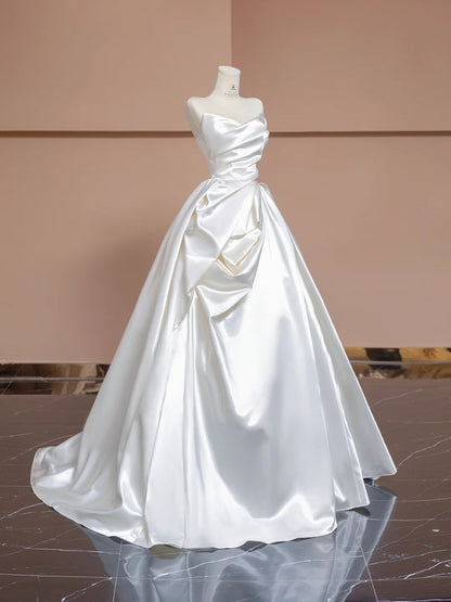 Schlichtes weißes trägerloses A-Linien-Brautkleid aus Satin RF0615