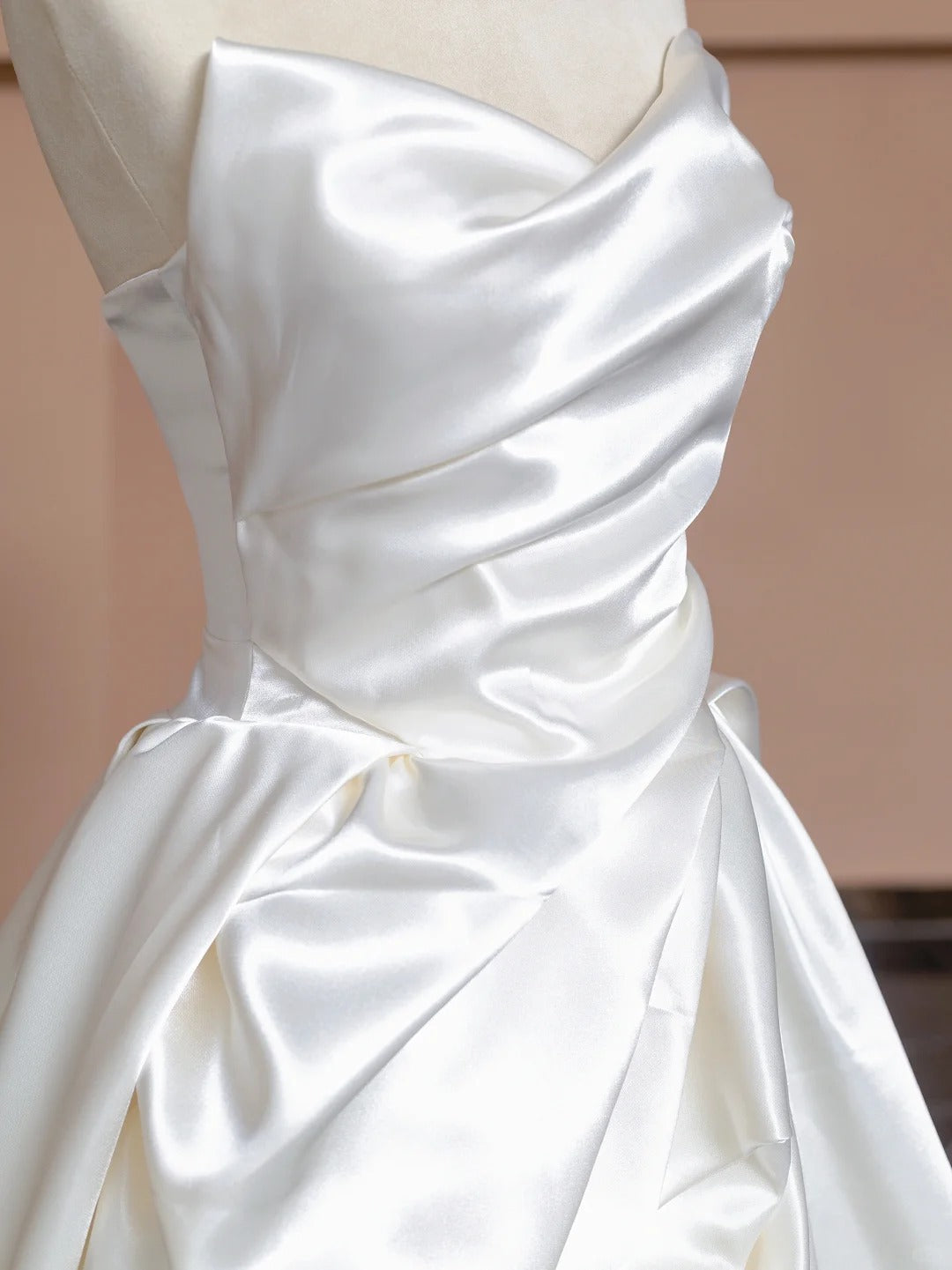 Schlichtes weißes trägerloses A-Linien-Brautkleid aus Satin RF0615