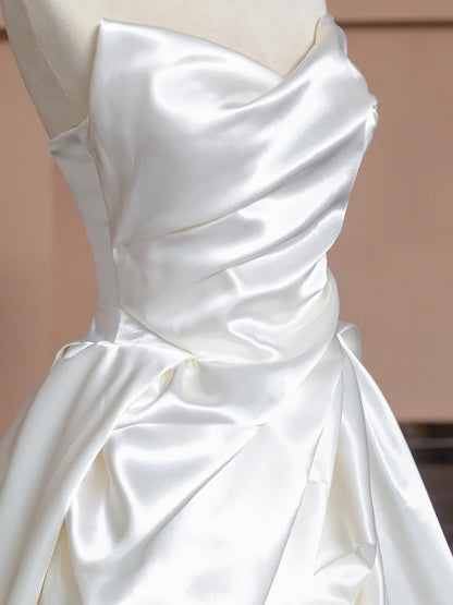 Schlichtes weißes trägerloses A-Linien-Brautkleid aus Satin RF0615