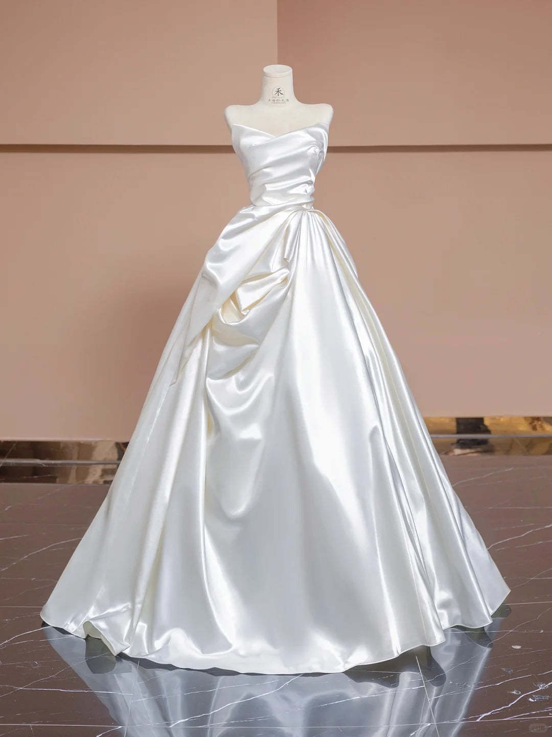 Schlichtes weißes trägerloses A-Linien-Brautkleid aus Satin RF0615