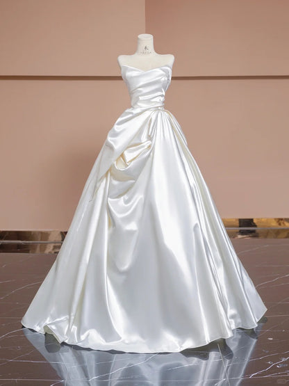 Schlichtes weißes trägerloses A-Linien-Brautkleid aus Satin RF0615