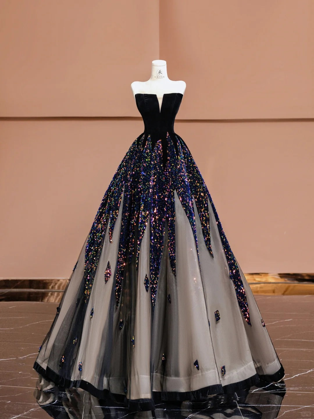 Elegantes schwarzes trägerloses A-Linien-Samt-Pailletten-Ballkleid, langes Abendkleid, formelle Abendkleider RF0630
