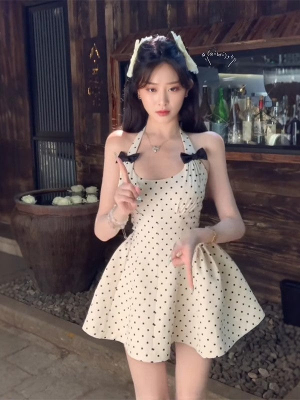 Süßes, gepunktetes Neckholder-Kurz-A-Linien-Sommerkleid RF0641