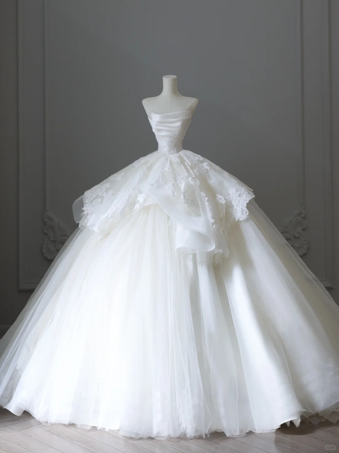 Wunderschönes weißes trägerloses A-Linien-Brautkleid aus Tüll mit Spitze RF0664
