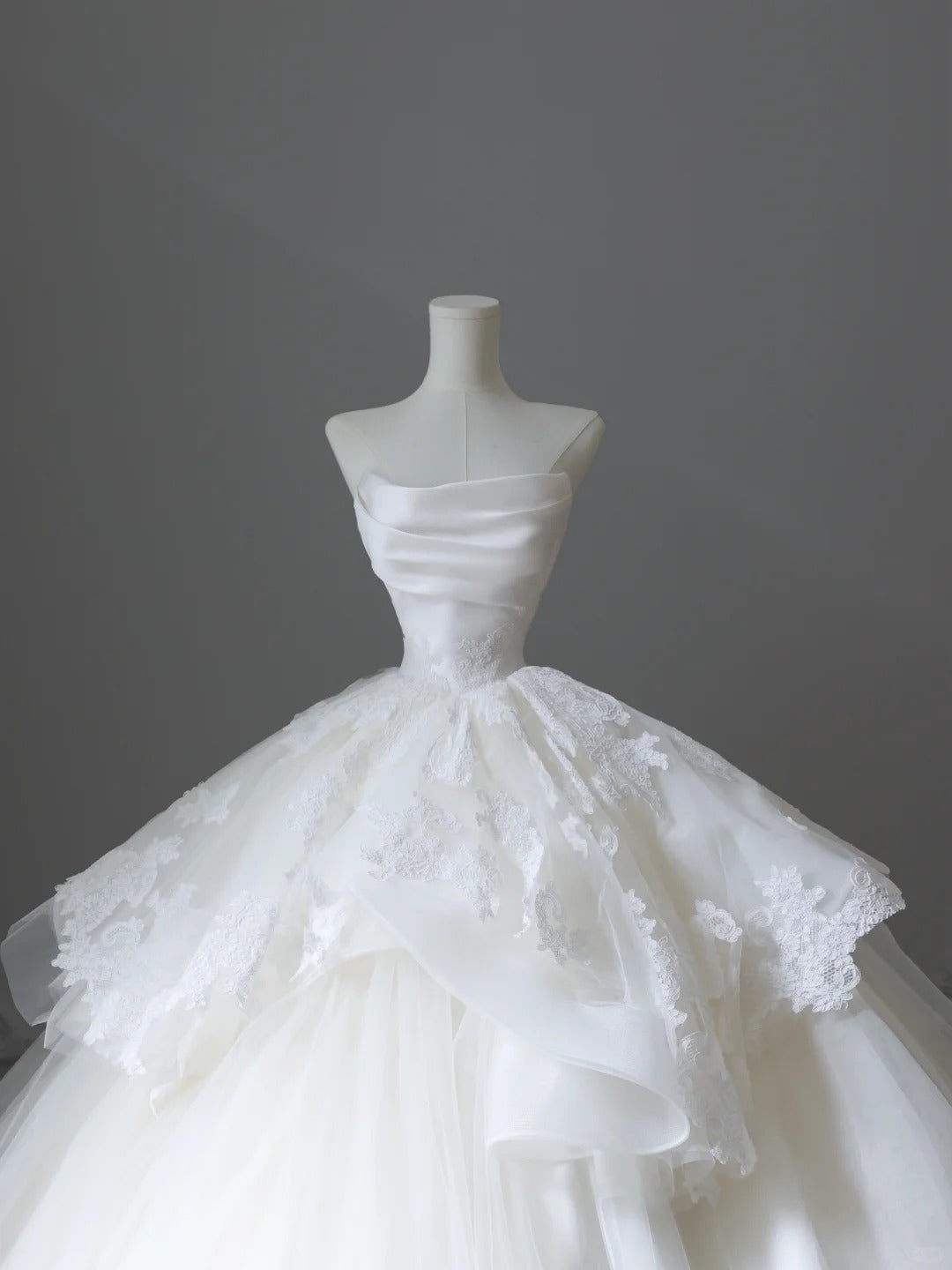 Wunderschönes weißes trägerloses A-Linien-Brautkleid aus Tüll mit Spitze RF0664
